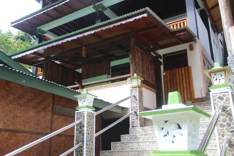 Sam's Bungalows And Treks