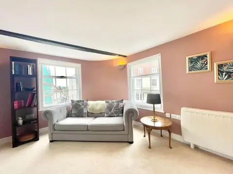 Lovely spacious flat in Canterbury with Cathedral Views