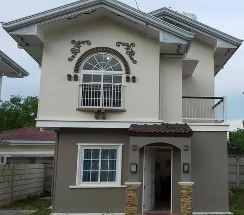2 bedrooms 2 toilet and bath furnished house in Royal Palms Tres Dauis Bohol