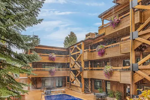 New 2 BR 2 and a half Bath - Luxurious Aspen Mountain Modern!