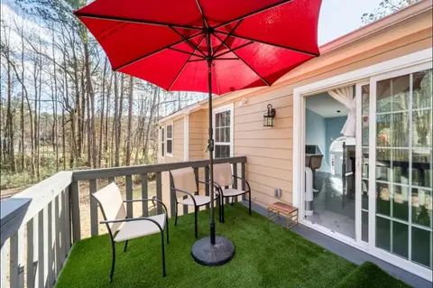 QUEIT NEWLY FURNISHED COZY 3 BEDROOM HOME VERY CLOSE TO MANY HOSPITALS AND MUCH MORE