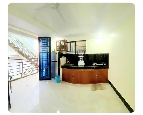 Lilly house traveling on budget