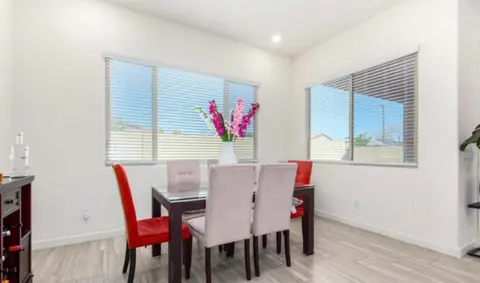 3 bedroom house in awesome newer surprise side