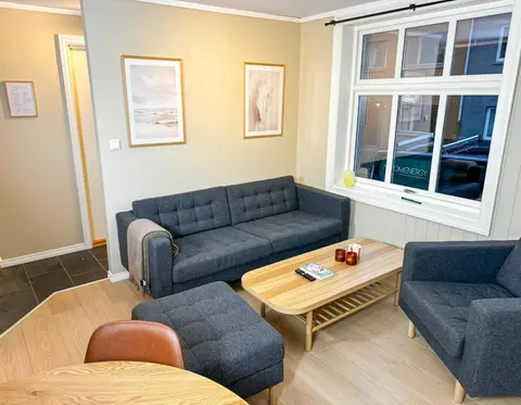 Sentral leilighet med parkering og peis