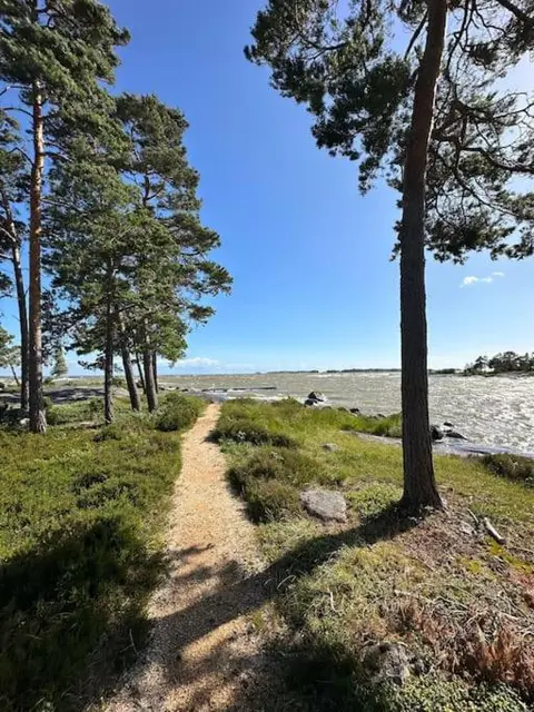 Eget hus med badtunna i skärgårdsmiljö