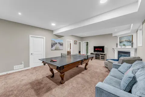 Royal Luxury - Home mins from Falls with Pool Table