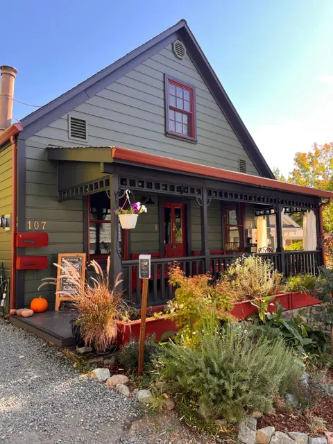 The Residence-beautiful home in the heart of downtown