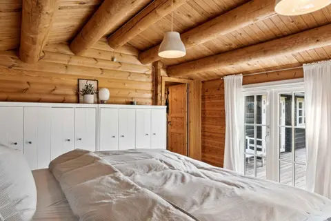 Charming Log Cabin Near The Sea