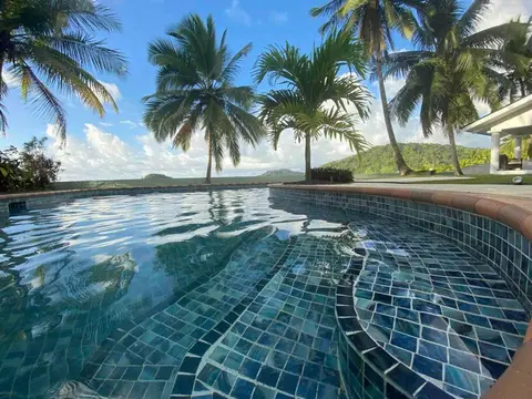 Entire Villa with pool in front of beach!
