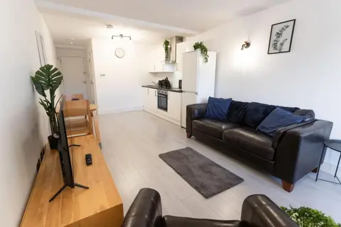 Flat 10 Central Location Long Stay Wyvern Theatre by ShortStaysUK
