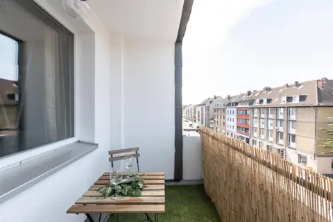 - Modern Space 3-Bedroom Apartment with Balcony BBQ & Parking I 3 x Kingsize Bed I 10 Mins Central Station I Big TV I Free Candies -