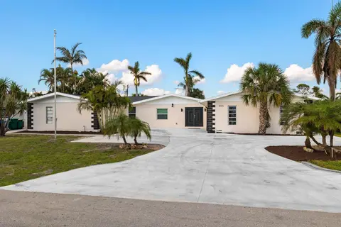6 Bed 4 Bath Family Fun Pool Home Near Beach!