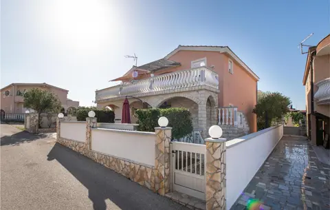 1 Bedroom Awesome Apartment In Vir