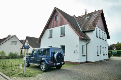 HAUSTIERFREI - Ferienwohnungen Meerfarbig Zingst -Glasfaser - Terrasse mit Strandkorb oder Balkon - Parkplatz - Fahrradschuppen - Waschtrockner - E-Ladesäu