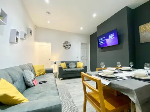 Emerald Living - Hanley, Stoke-on-Trent, sleeps 5, with free parking!