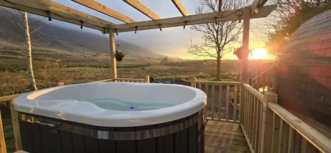 The Fells - Campsie Luxury Pods with hot tub