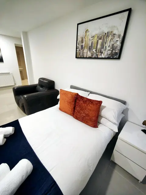 Luxurious 3 bed Ensuites & kitchenettes Nr LGI Hospital & Uni - Free 5G WIFI & Netflix Short Stays - Contractors Free Parking