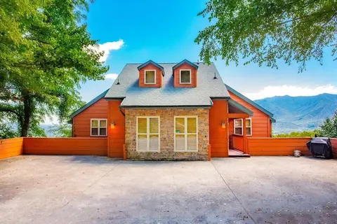 Grandview Escape- Panoramic Views-4 King Suites-Pool Table- Bunk Rm-PS5-HotTub
