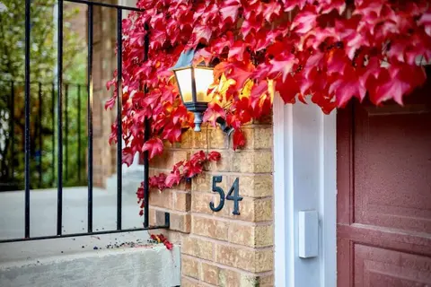 Cheerful Home, 4 Beds, Free Parking
