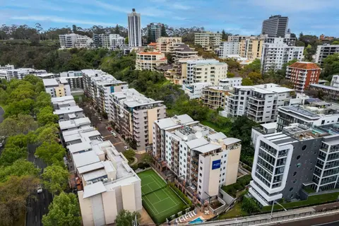 1BDR East Perth - Tennis court Gym and Pool
