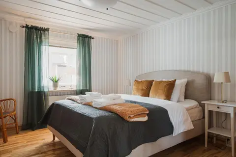 Guestly Homes - 2BR Lodge with Sauna