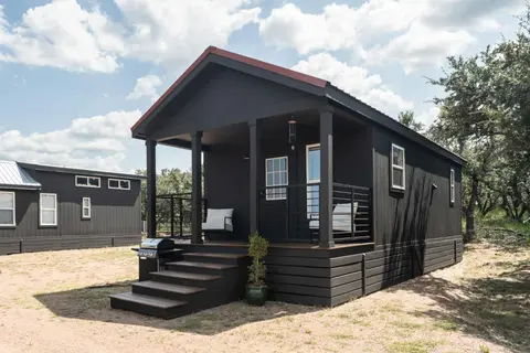 Cabin Tiny Home Close to Austin