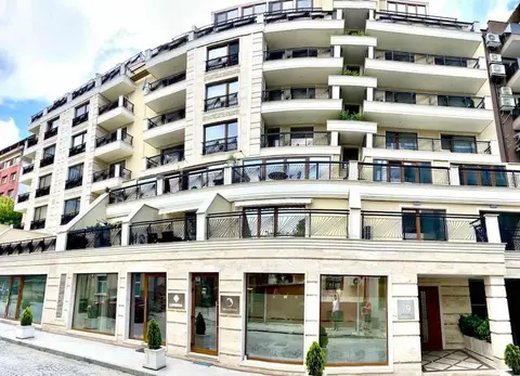 Bright New Apartment With Parking At The Center!