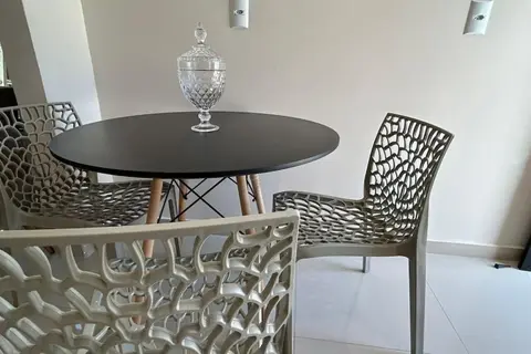 Apartamento nº 2, Privativo, com Alexa, a 300m do Beto Carrero, a 600m da Praia, cozinha completa, mobiliado com 1 quarto e estacionamento privativo