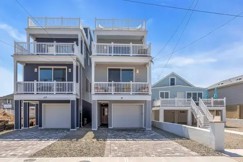 1 Block to Beach, Park 3 cars, Game Room and Balcony