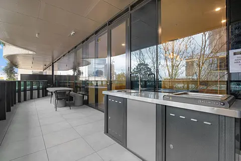 Box Hill 1bed 1bath Apartment