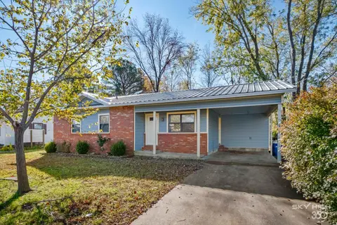 Beth Ln Breakaway Family Home-Blocks from Walmart HQ
