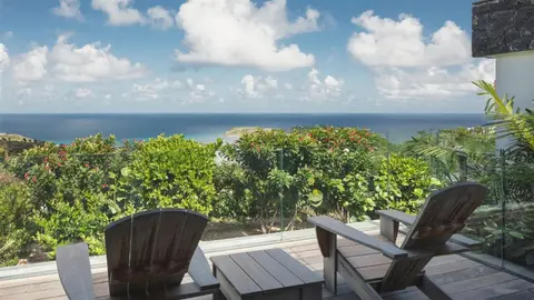 Chic Villa Located In The Caribbean Sunshine