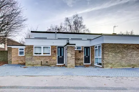 Sleek 3 Bedroom Home - 6 Beds - Parking - City Centre