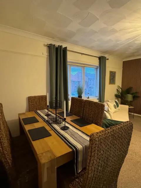 Cherry Blossom Apartment - 3 bed, parking, garden