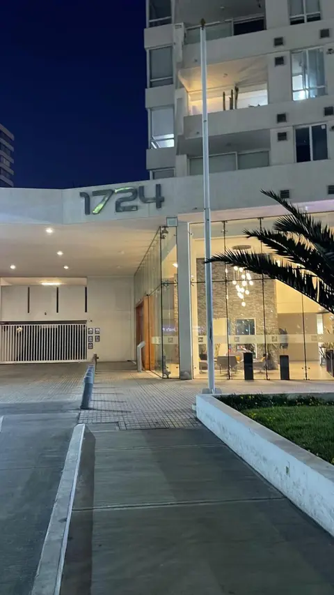 Sector privilegiado frente a la playa y supermercado