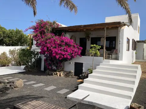 Full Relaxation - Private Villa - Sea View - Stunning Garden - 2 Terraces - 2 Bedrooms - Wifi - Parking - Washing Machine