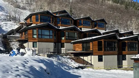 Shadow Mountain Unit 19, Charming Ski-In, Ski-Out Condo with Great Views and Pool Access
