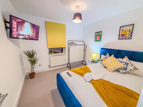 Armoury Square Deluxe 4BR Home near City Centre by AltoLuxoExperience Short Lets & Serviced Accommodation With Free Parking & WiFi