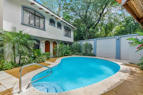 Pool Oasis, Concierge & 5min drive to the Beach