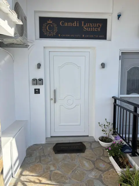 Candi Luxury Suites