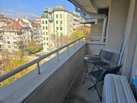 2 bedroom apt in center, near metro