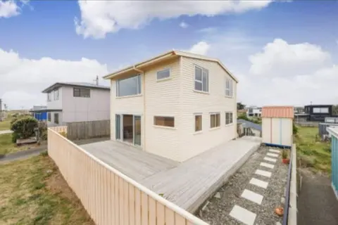 Foxton Beach Bach 5 Star Location 2 Min Walk To Beach New Furnishings BBQ