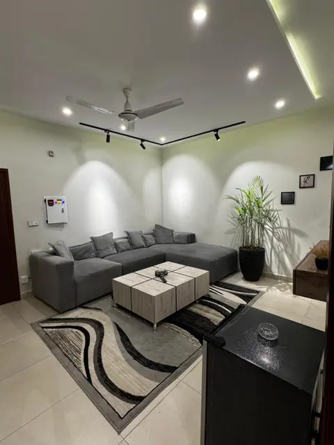 Modern 1 BHK Apt w Balcony, Ac, Netflix, Lockbox