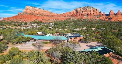 Grand Estate with Pool, Tennis, Pickleball Court, 24 Guests