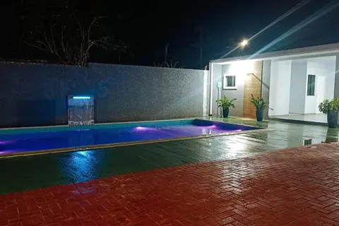 Casa com piscina e edícula
