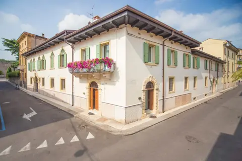 Lady Capulet Apartments