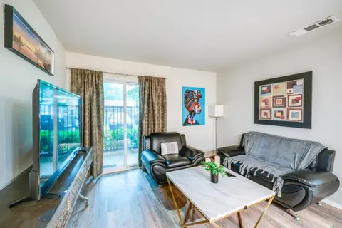 9 Mi to Dtwn Dallas: Cozy Couple's Getaway