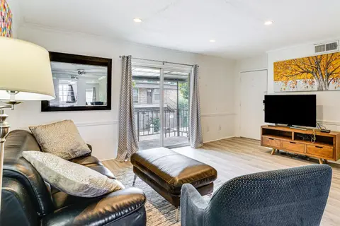 Condo 9 Mi to Dtwn Dallas: BBQ By the Pool!