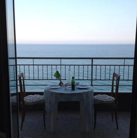 ATTICO SUL MARE con balcone sulla spiaggia e terrazza solarium di 25 mq