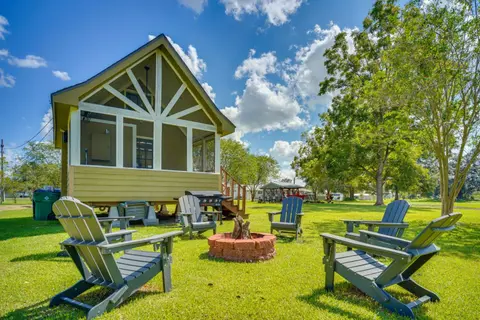 Cozy Couple’s Retreat w/ Porch on Bayou Teche!